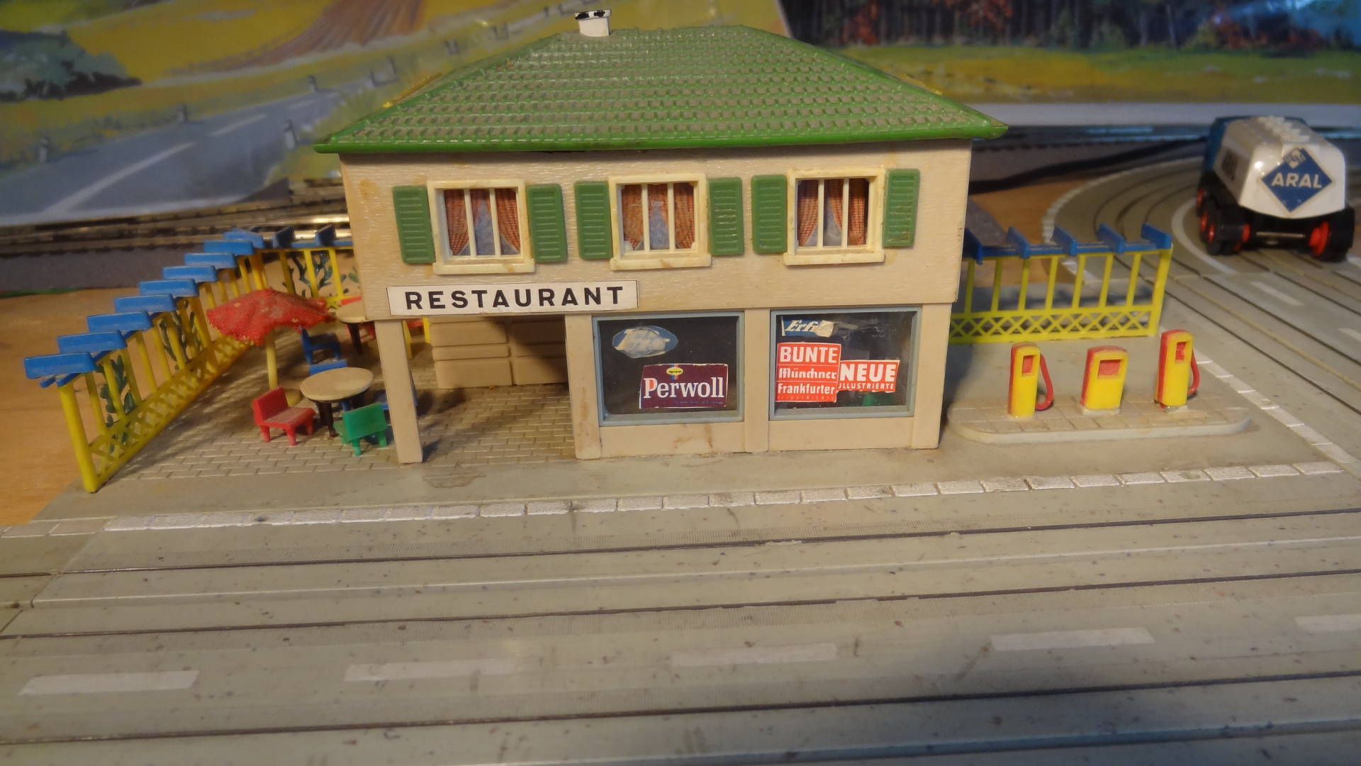 [Bild: FallerTankstelleRestaurant.JPG]